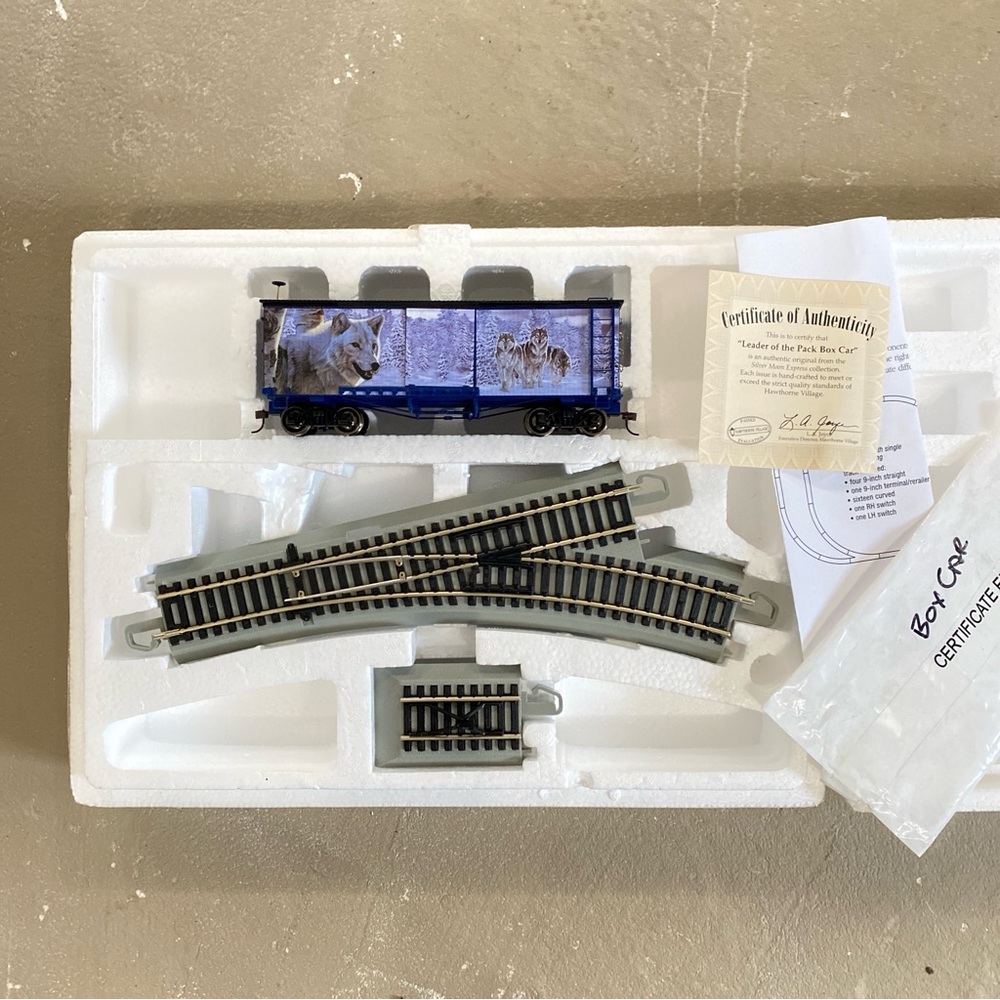 Bachmann Hawthorne Village Leader Of The Pack Box Car with Turnout & Bumper ON30